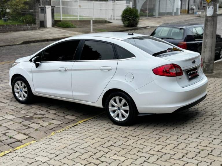 FORD - FIESTA - 2013/2013 - Branca - R$ 46.900,00