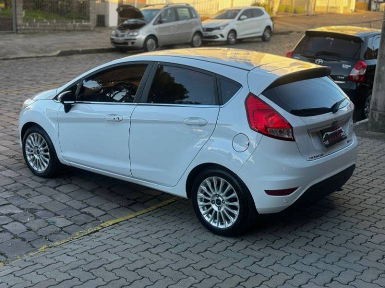 FORD - FIESTA - 2017/2017 - Branca - R$ 59.900,00