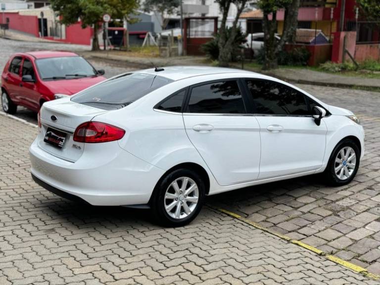 FORD - FIESTA - 2013/2013 - Branca - R$ 46.900,00