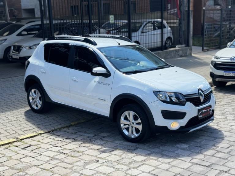 RENAULT - SANDERO - 2015/2015 - Branca - R$ 44.900,00