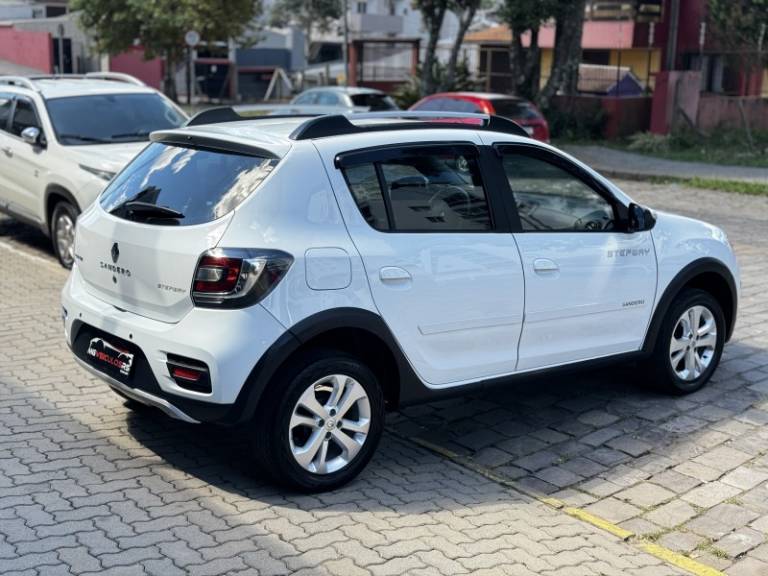 RENAULT - SANDERO - 2015/2015 - Branca - R$ 44.900,00