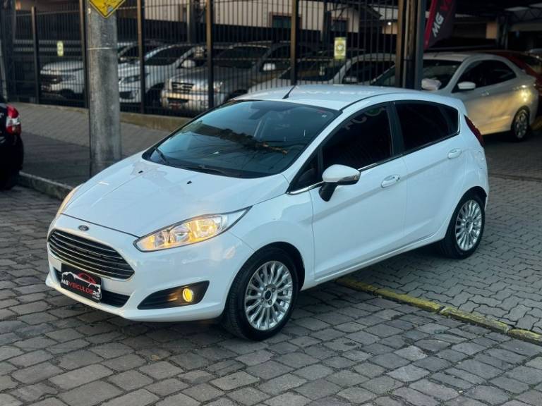 FORD - FIESTA - 2017/2017 - Branca - R$ 59.900,00