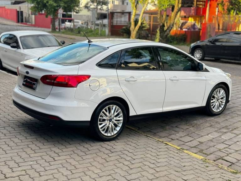 FORD - FOCUS - 2018/2018 - Branca - R$ 61.900,00
