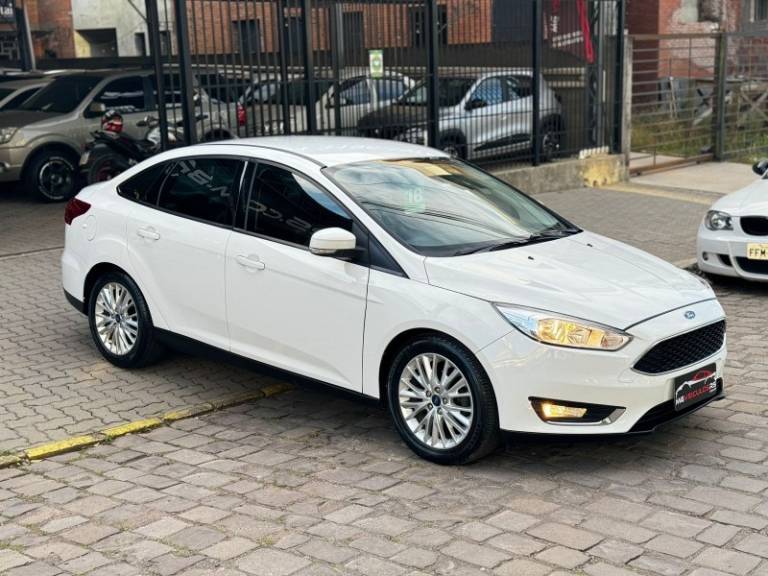 FORD - FOCUS - 2018/2018 - Branca - R$ 61.900,00