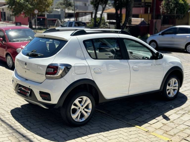 RENAULT - SANDERO - 2017/2018 - Branca - R$ 56.500,00