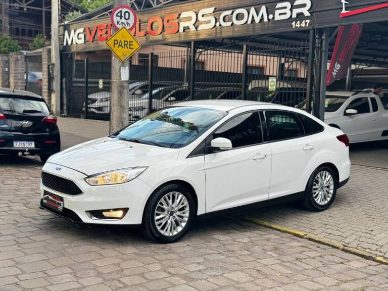 FORD - FOCUS - 2018/2018 - Branca - R$ 61.900,00