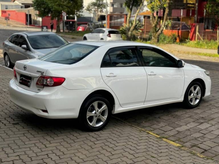TOYOTA - COROLLA - 2013/2013 - Branca - R$ 65.900,00