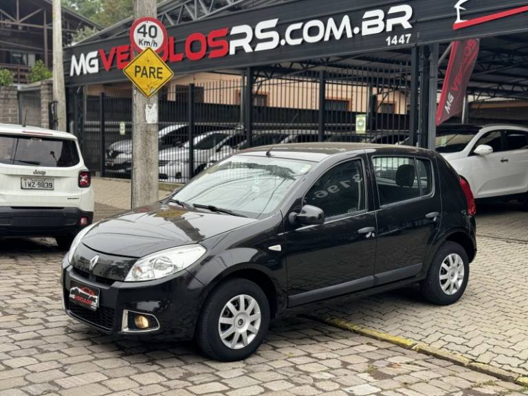 RENAULT - SANDERO - 2013/2013 - Preta - R$ 33.500,00