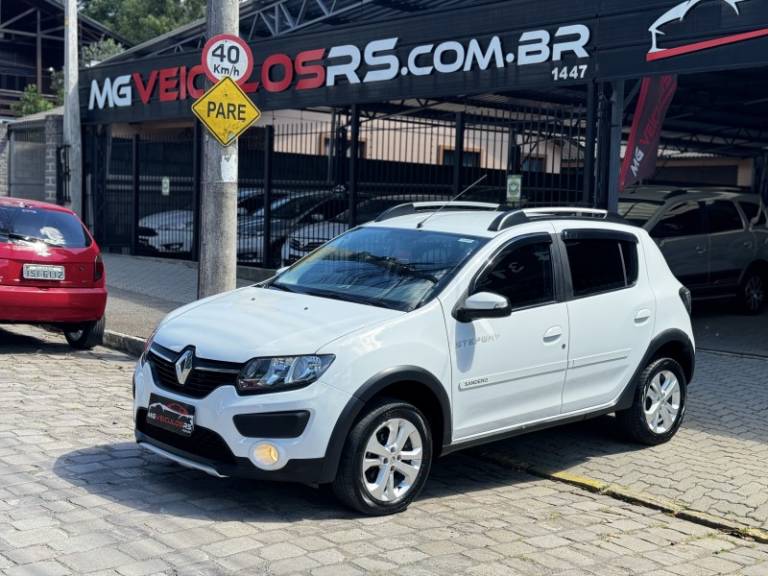 RENAULT - SANDERO - 2015/2015 - Branca - R$ 44.900,00
