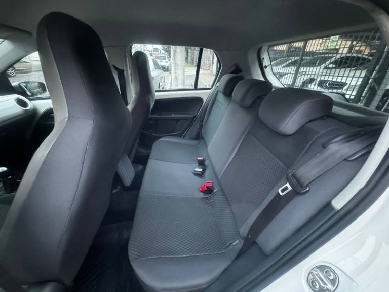VOLKSWAGEN - UP - 2016/2016 - Branca - R$ 46.900,00
