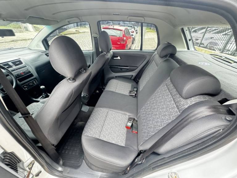 VOLKSWAGEN - FOX - 2013/2014 - Prata - R$ 34.900,00