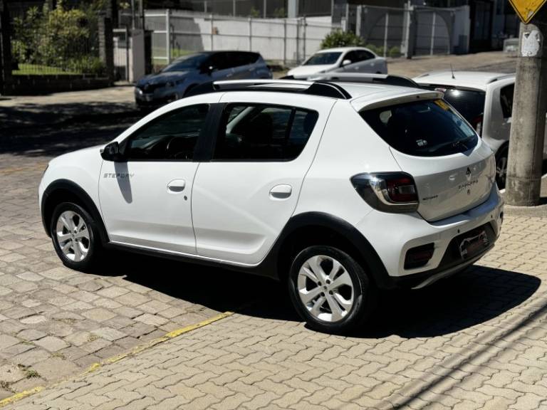 RENAULT - SANDERO - 2017/2018 - Branca - R$ 56.500,00