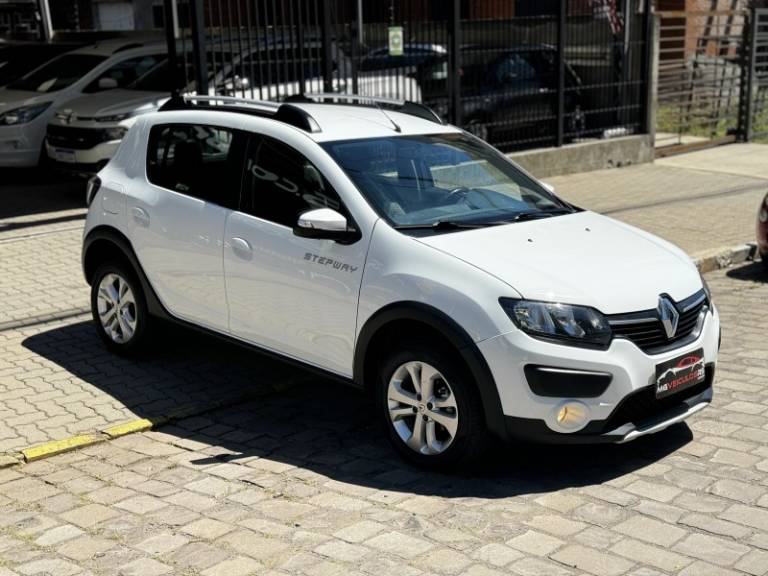 RENAULT - SANDERO - 2017/2018 - Branca - R$ 56.500,00