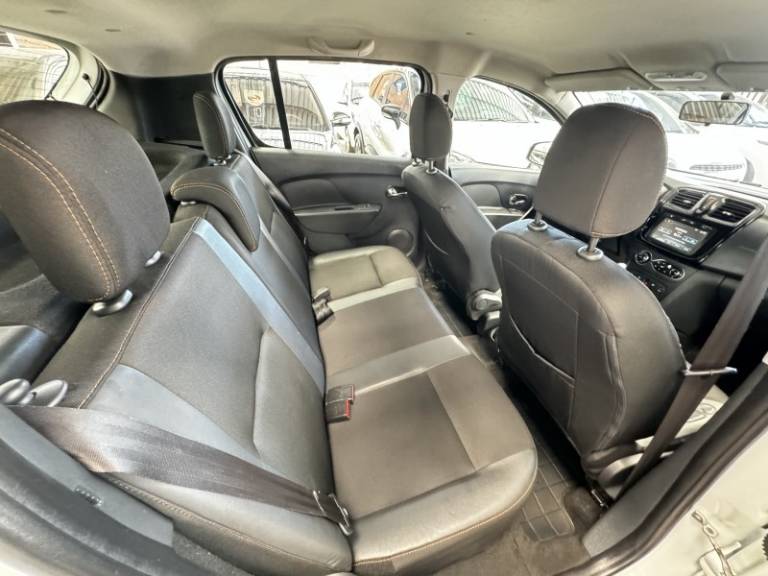 RENAULT - SANDERO - 2017/2018 - Branca - R$ 56.500,00